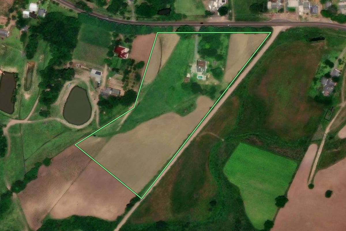 Imagem de satélite do imóvel rural em Vera Cruz (RS), com o contorno declarado no CAR desenhado por cima.