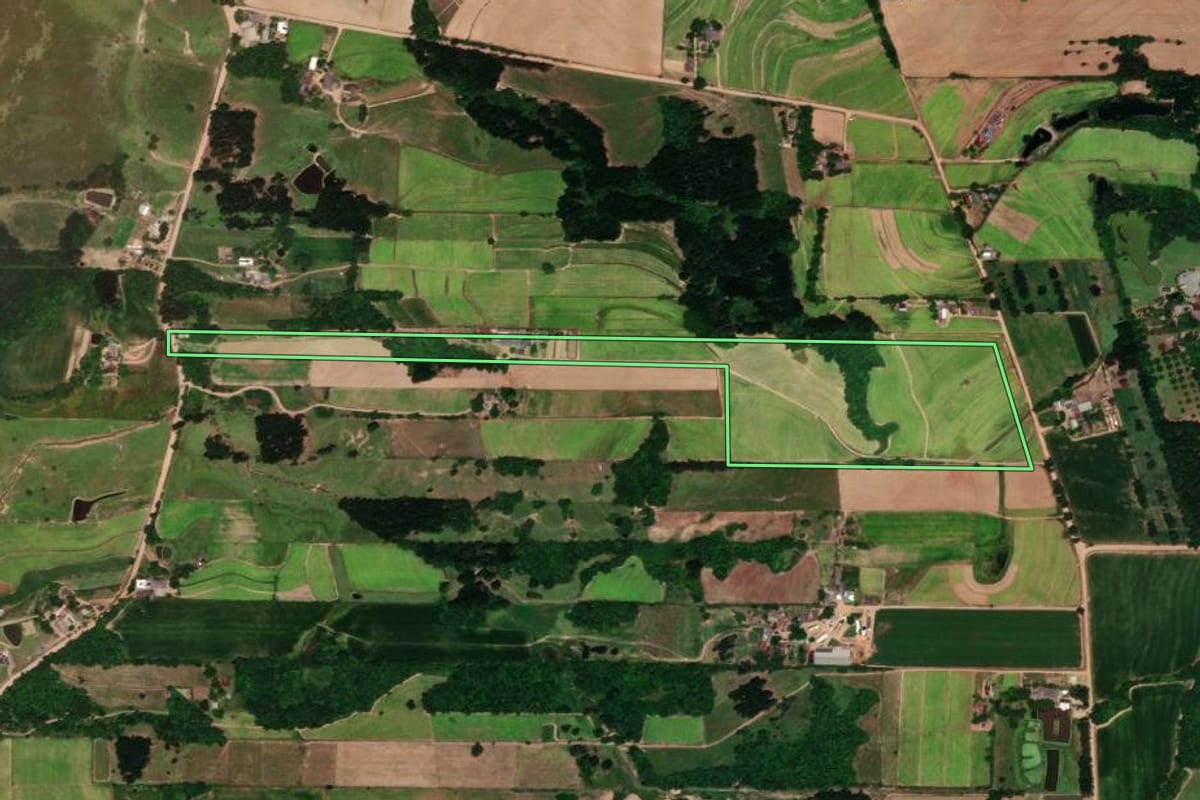 Imagem de satélite do imóvel rural em Vera Cruz (RS), com o contorno declarado no CAR desenhado por cima.
