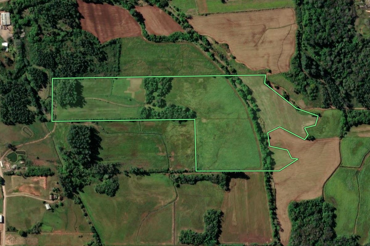 Imagem de satélite do imóvel rural em Vera Cruz (RS), com o contorno declarado no CAR desenhado por cima.
