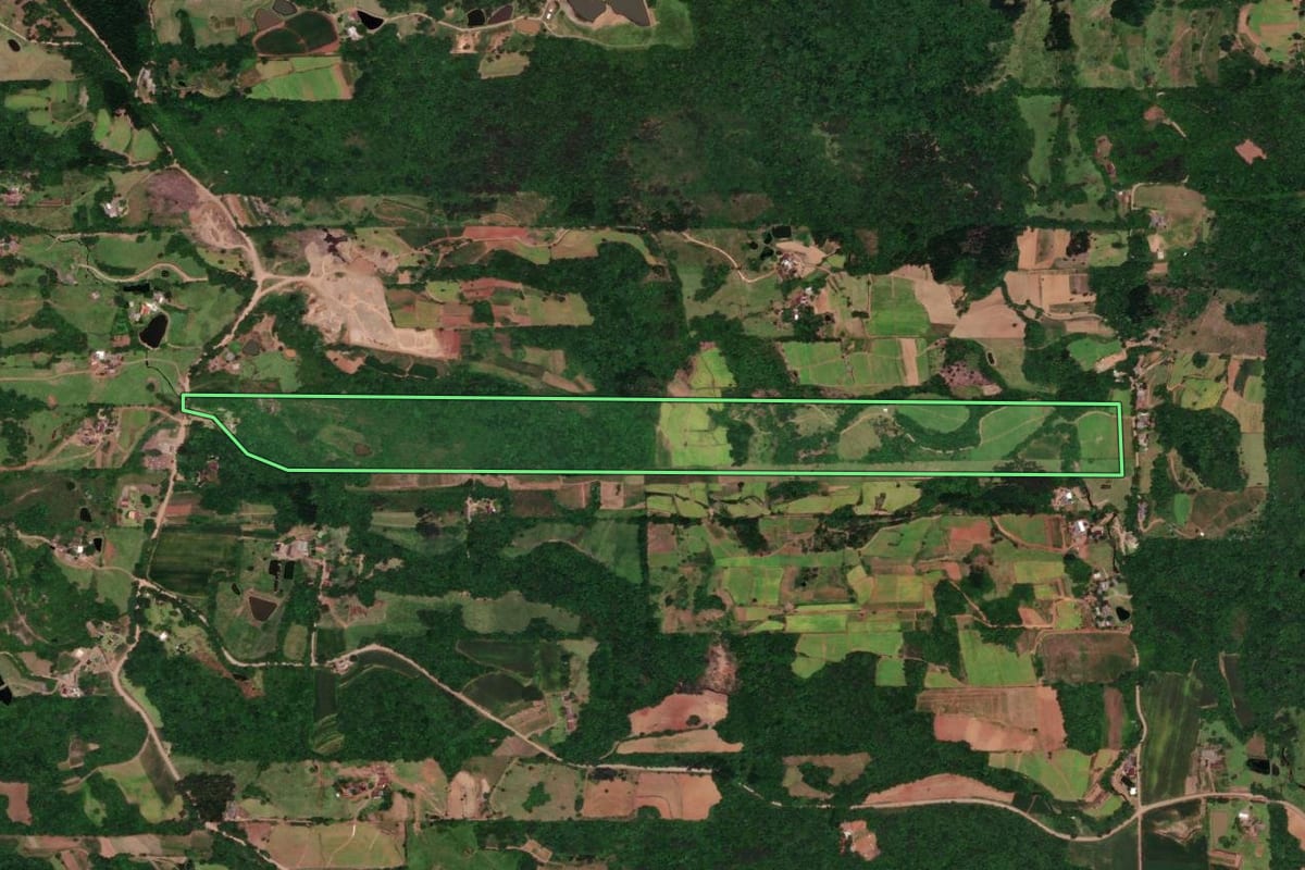 Imagem de satélite do imóvel rural em Vera Cruz (RS), com o contorno declarado no CAR desenhado por cima.