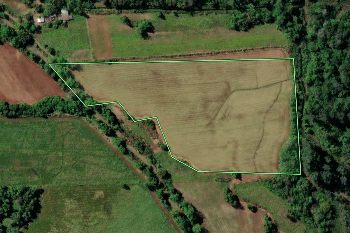 Imagem de satélite do imóvel rural em Vera Cruz (RS), com o contorno declarado no CAR desenhado por cima.