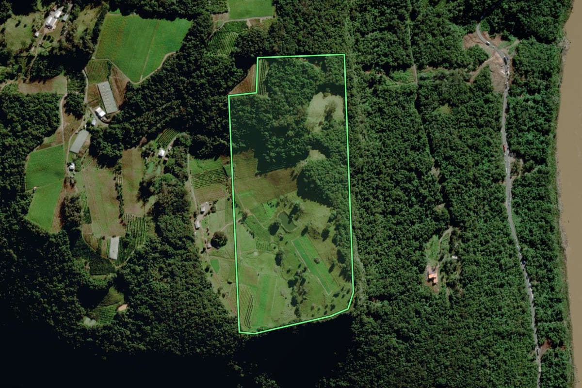 Imagem de satélite do imóvel rural em Veranópolis (RS), com o contorno declarado no CAR desenhado por cima.
