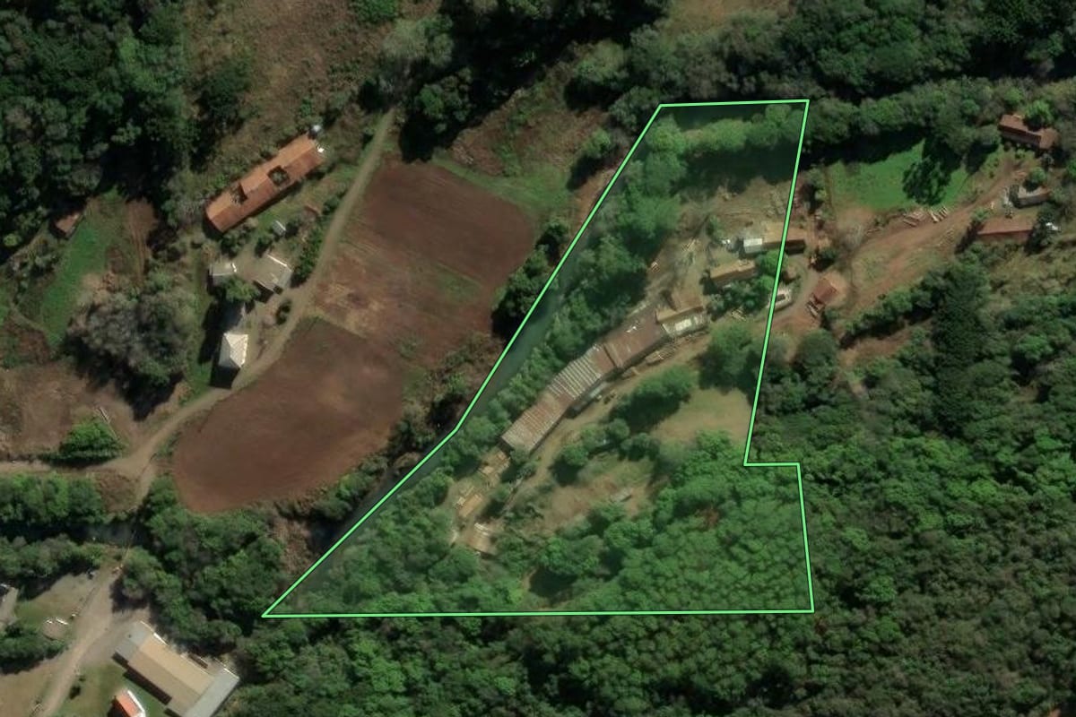 Imagem de satélite do imóvel rural em Veranópolis (RS), com o contorno declarado no CAR desenhado por cima.