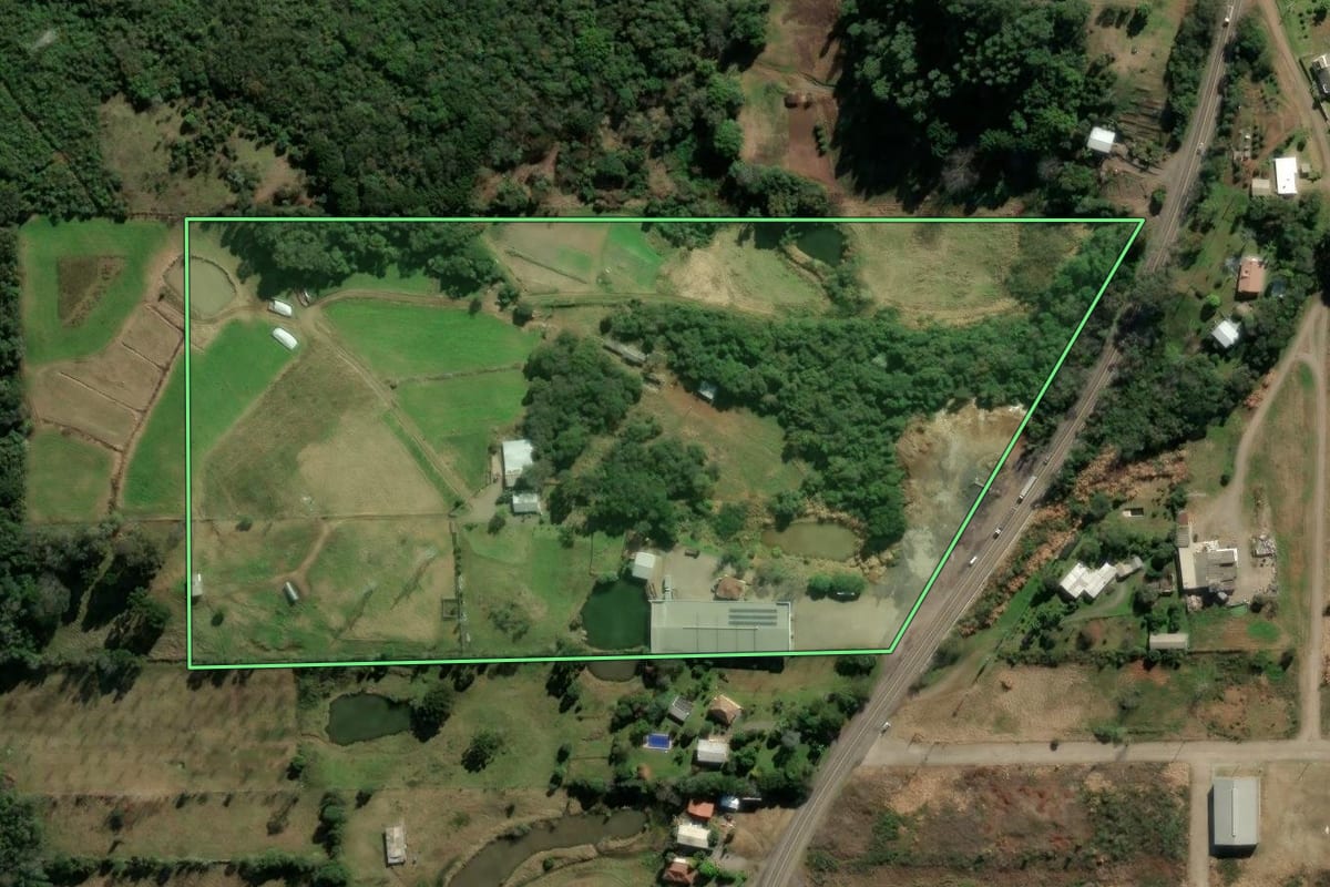 Imagem de satélite do imóvel rural em Veranópolis (RS), com o contorno declarado no CAR desenhado por cima.