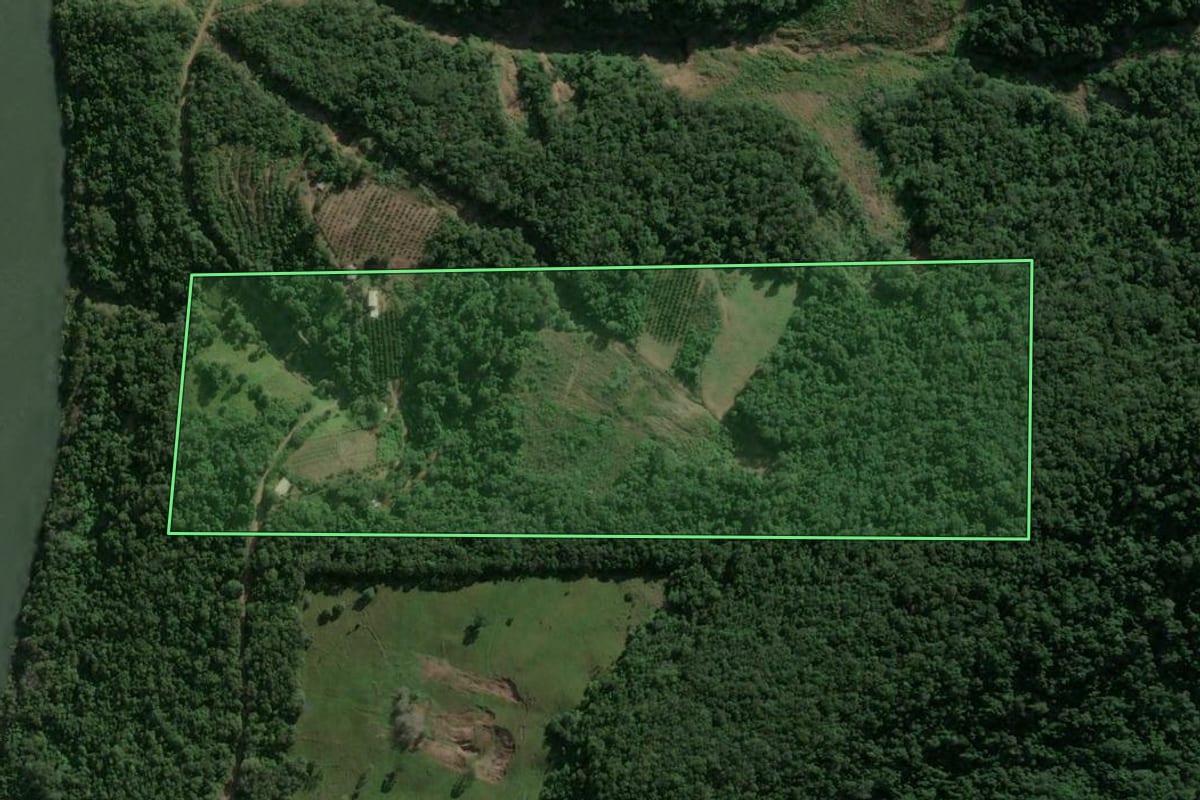 Imagem de satélite do imóvel rural em Veranópolis (RS), com o contorno declarado no CAR desenhado por cima.