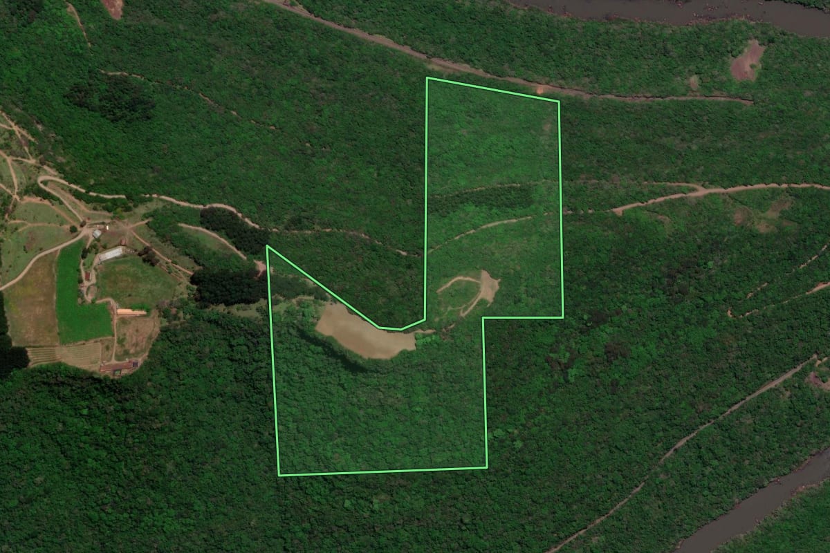 Imagem de satélite do imóvel rural em Veranópolis (RS), com o contorno declarado no CAR desenhado por cima.