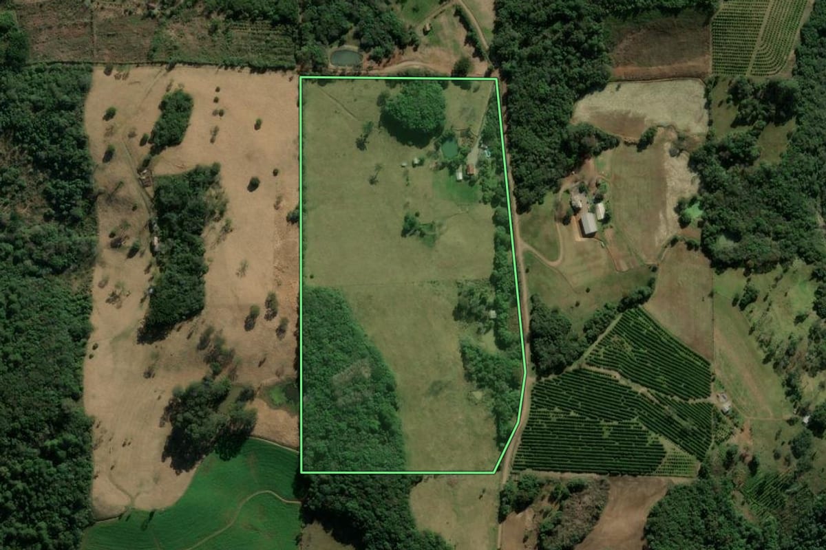 Imagem de satélite do imóvel rural em Veranópolis (RS), com o contorno declarado no CAR desenhado por cima.