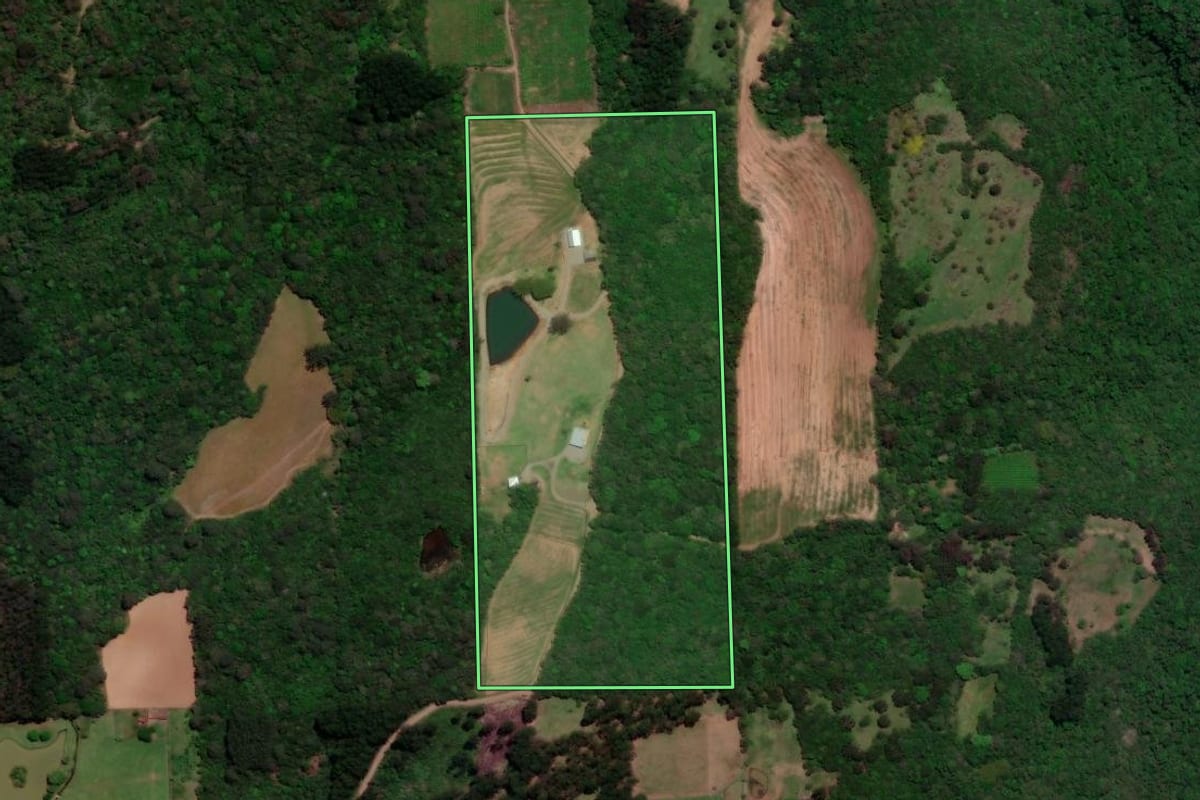 Imagem de satélite do imóvel rural em Veranópolis (RS), com o contorno declarado no CAR desenhado por cima.