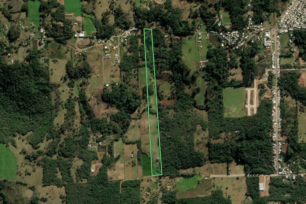 Imagem de satélite do imóvel rural em Veranópolis (RS), com o contorno declarado no CAR desenhado por cima.