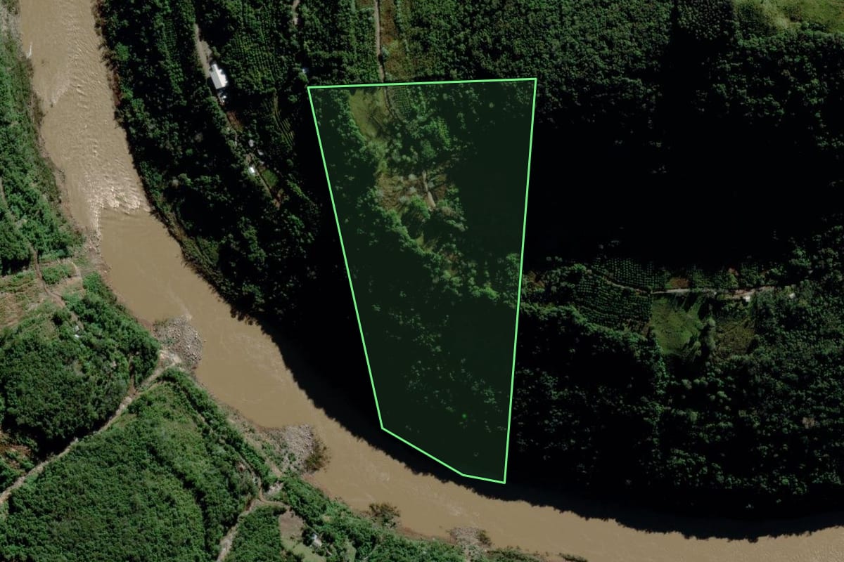 Imagem de satélite do imóvel rural em Veranópolis (RS), com o contorno declarado no CAR desenhado por cima.