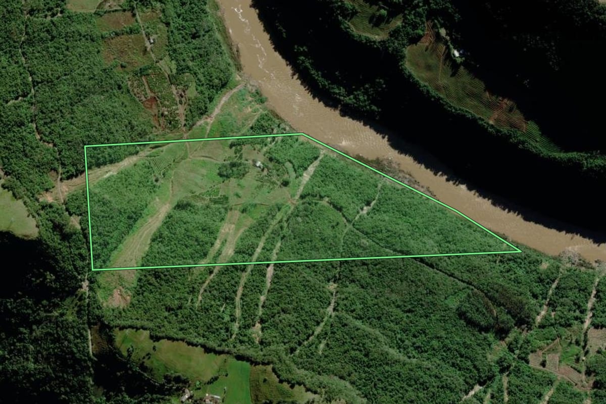 Imagem de satélite do imóvel rural em Veranópolis (RS), com o contorno declarado no CAR desenhado por cima.