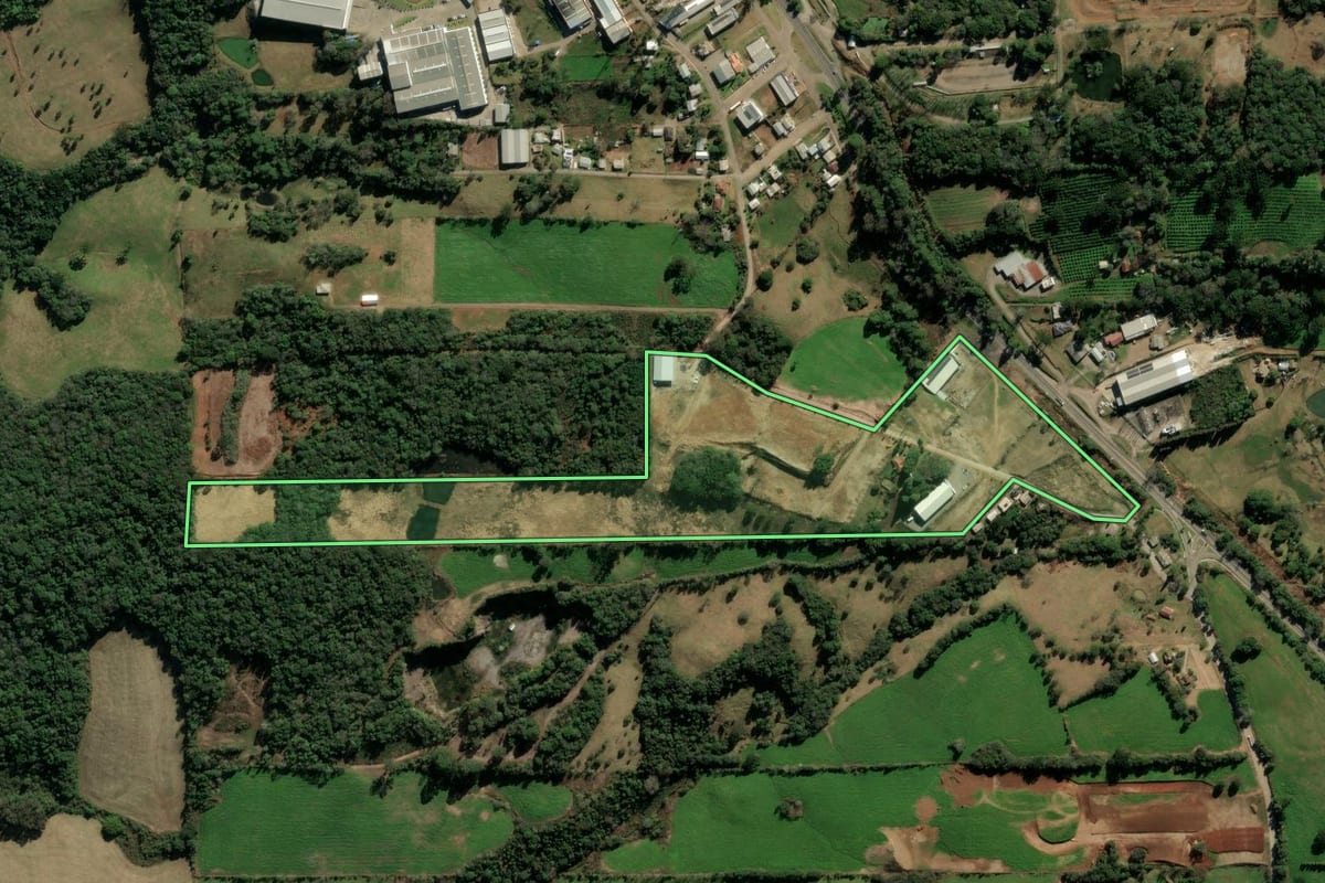 Imagem de satélite do imóvel rural em Veranópolis (RS), com o contorno declarado no CAR desenhado por cima.