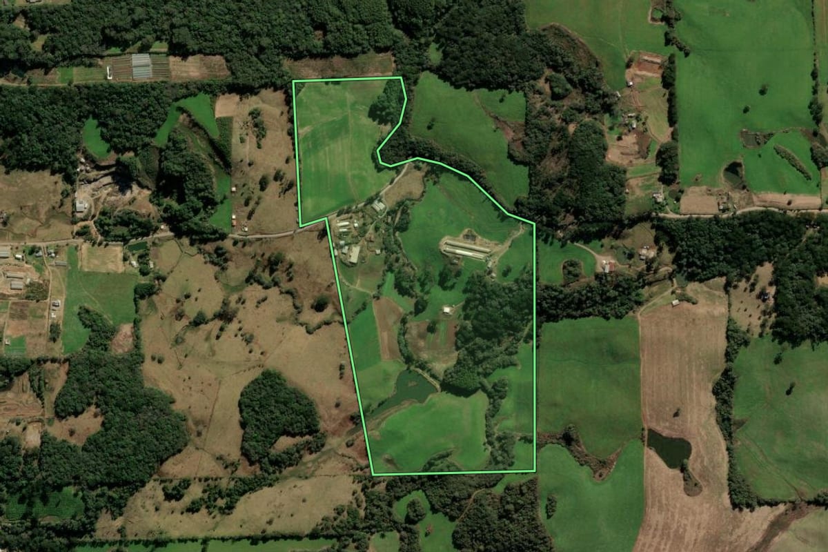 Imagem de satélite do imóvel rural em Veranópolis (RS), com o contorno declarado no CAR desenhado por cima.