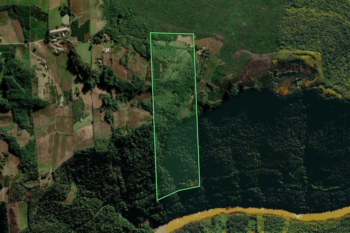 Imagem de satélite do imóvel rural em Veranópolis (RS), com o contorno declarado no CAR desenhado por cima.