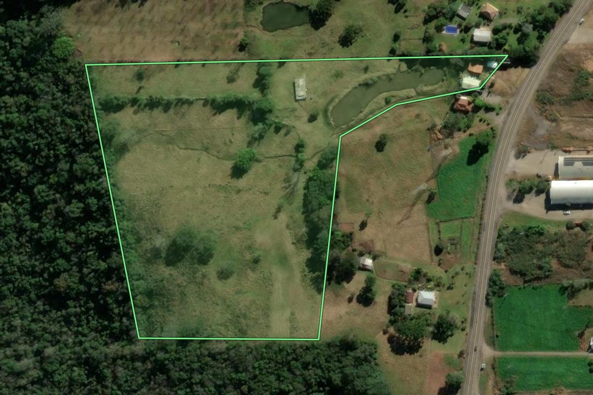 Imagem de satélite do imóvel rural em Veranópolis (RS), com o contorno declarado no CAR desenhado por cima.