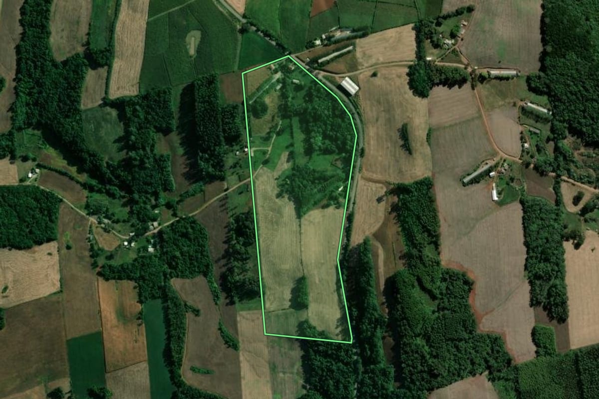 Imagem de satélite do imóvel rural em Vespasiano Corrêa (RS), com o contorno declarado no CAR desenhado por cima.