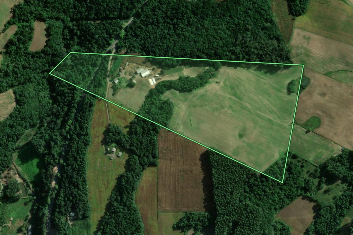 Imagem de satélite do imóvel rural em Vespasiano Corrêa (RS), com o contorno declarado no CAR desenhado por cima.