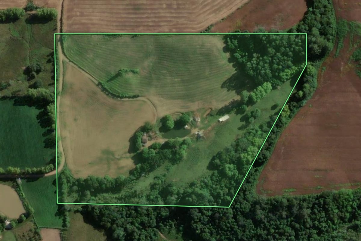 Imagem de satélite do imóvel rural em Vespasiano Corrêa (RS), com o contorno declarado no CAR desenhado por cima.
