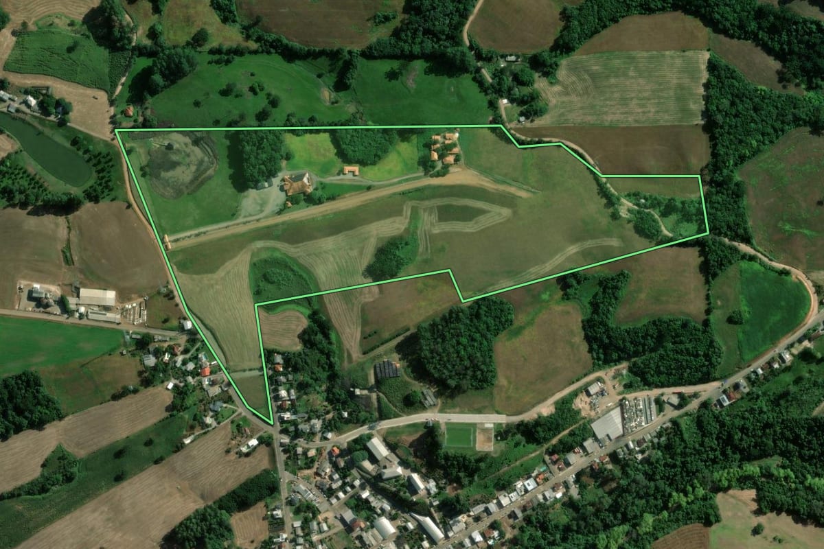 Imagem de satélite do imóvel rural em Vespasiano Corrêa (RS), com o contorno declarado no CAR desenhado por cima.