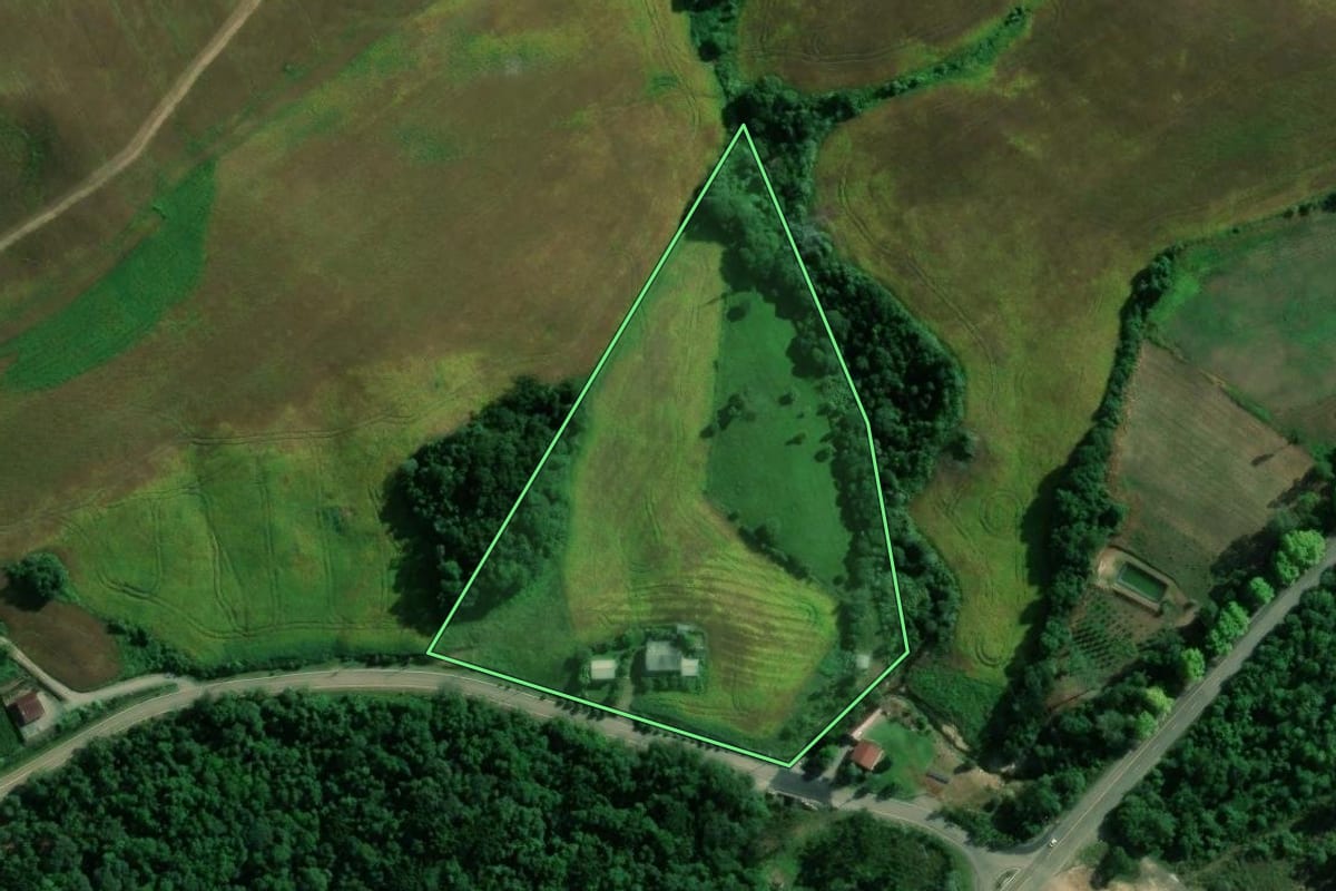 Imagem de satélite do imóvel rural em Vespasiano Corrêa (RS), com o contorno declarado no CAR desenhado por cima.