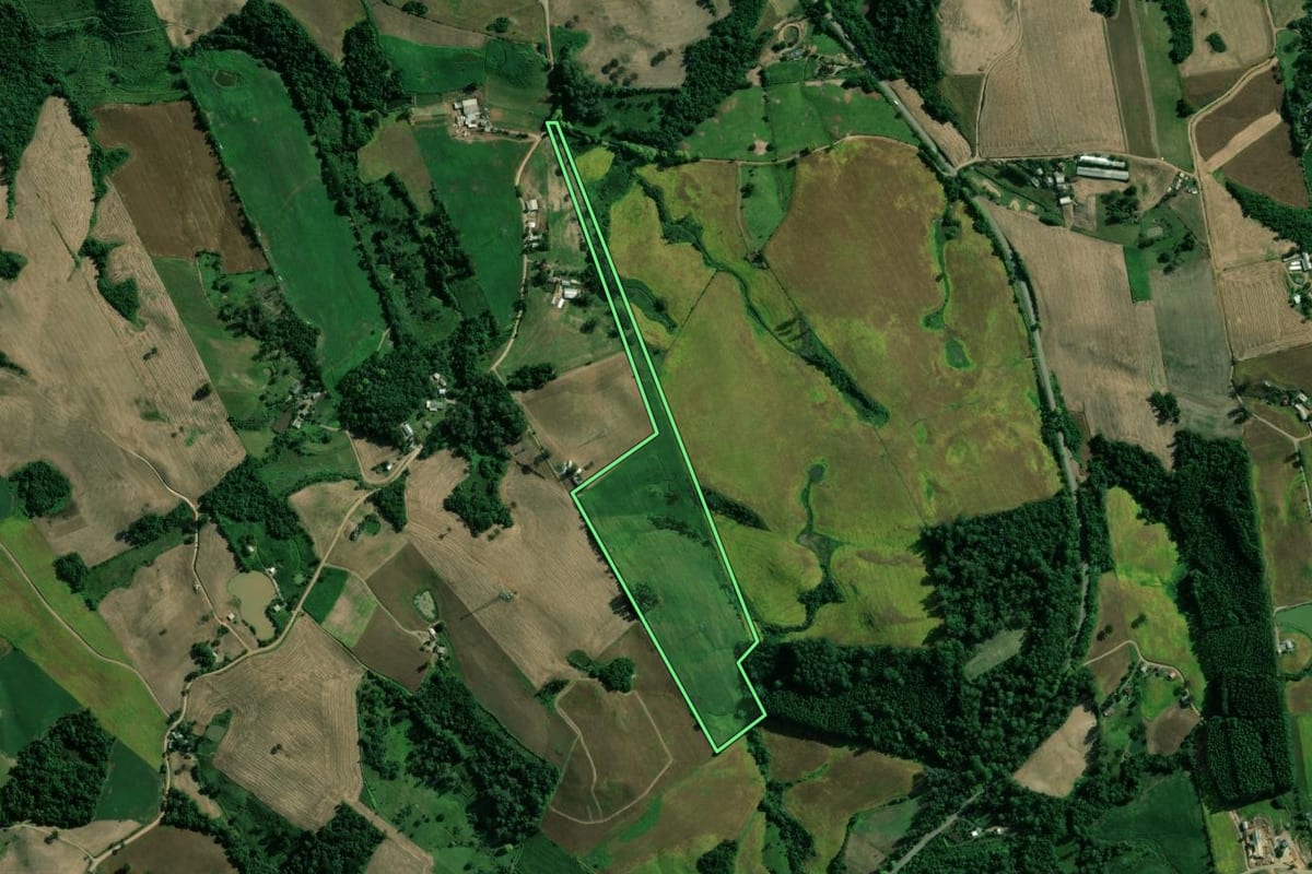 Imagem de satélite do imóvel rural em Vespasiano Corrêa (RS), com o contorno declarado no CAR desenhado por cima.