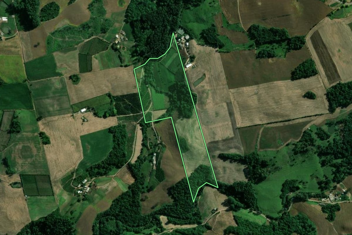 Imagem de satélite do imóvel rural em Vespasiano Corrêa (RS), com o contorno declarado no CAR desenhado por cima.