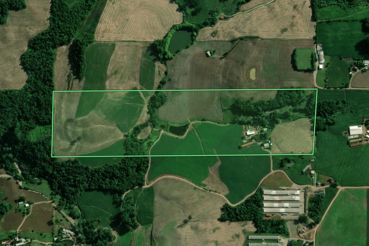Imagem de satélite do imóvel rural em Vespasiano Corrêa (RS), com o contorno declarado no CAR desenhado por cima.