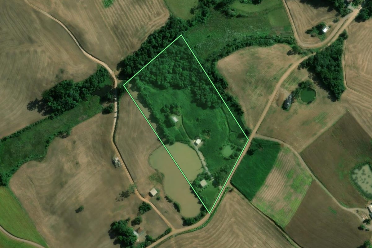 Imagem de satélite do imóvel rural em Vespasiano Corrêa (RS), com o contorno declarado no CAR desenhado por cima.