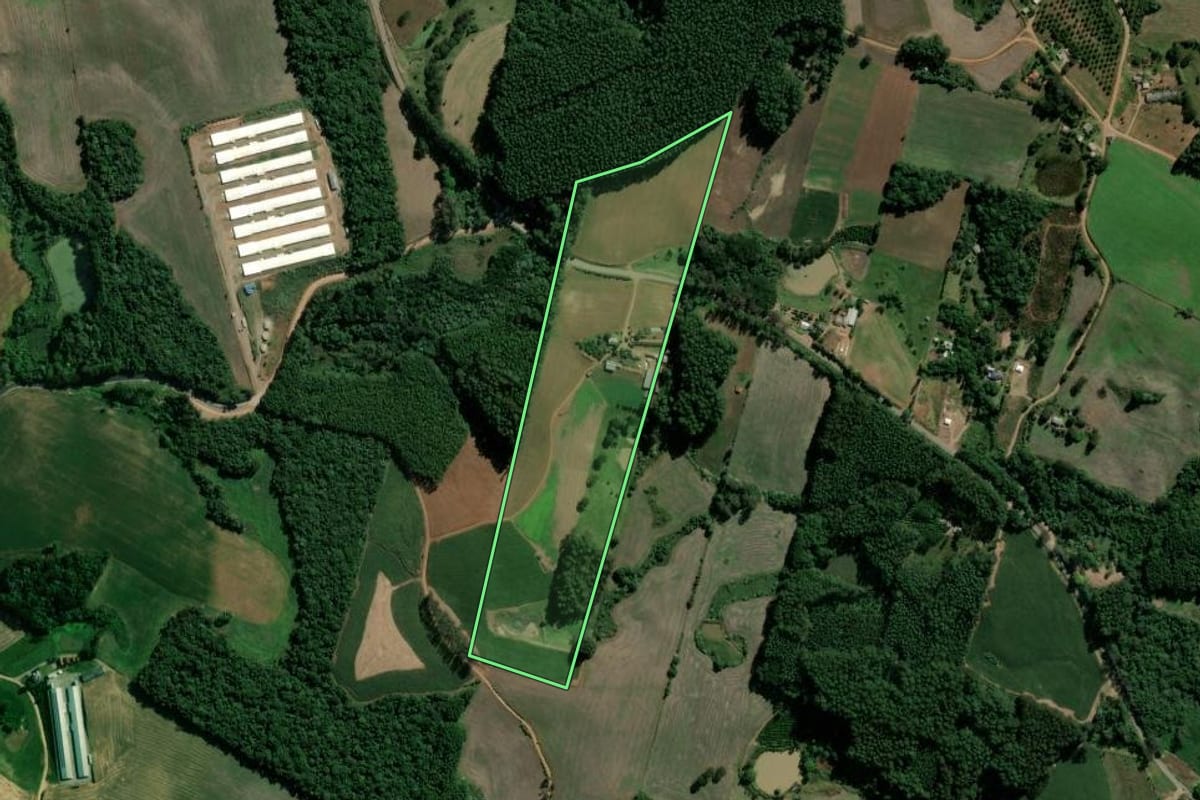 Imagem de satélite do imóvel rural em Vespasiano Corrêa (RS), com o contorno declarado no CAR desenhado por cima.