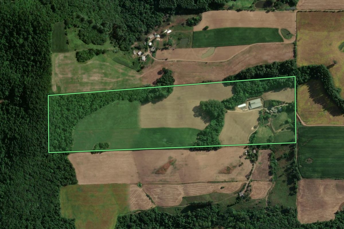 Imagem de satélite do imóvel rural em Vespasiano Corrêa (RS), com o contorno declarado no CAR desenhado por cima.