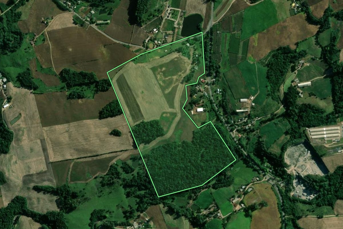 Imagem de satélite do imóvel rural em Vespasiano Corrêa (RS), com o contorno declarado no CAR desenhado por cima.