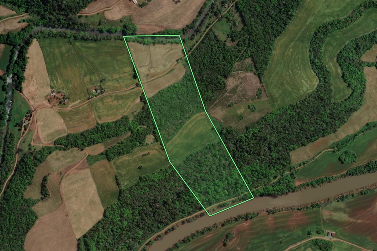 Imagem de satélite do imóvel rural em Viadutos (RS), com o contorno declarado no CAR desenhado por cima.