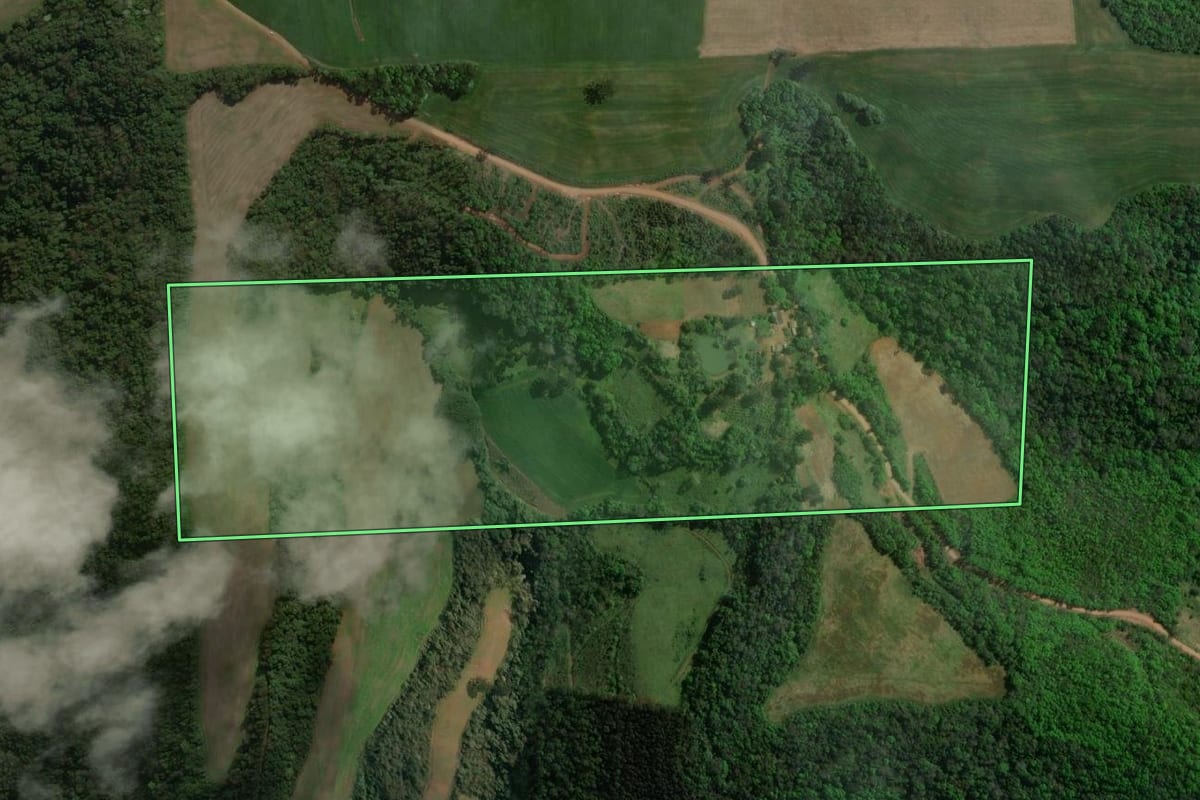 Imagem de satélite do imóvel rural em Viadutos (RS), com o contorno declarado no CAR desenhado por cima.
