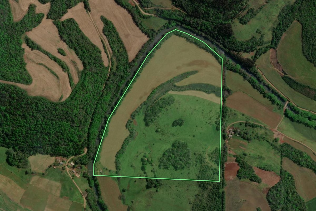 Imagem de satélite do imóvel rural em Viadutos (RS), com o contorno declarado no CAR desenhado por cima.