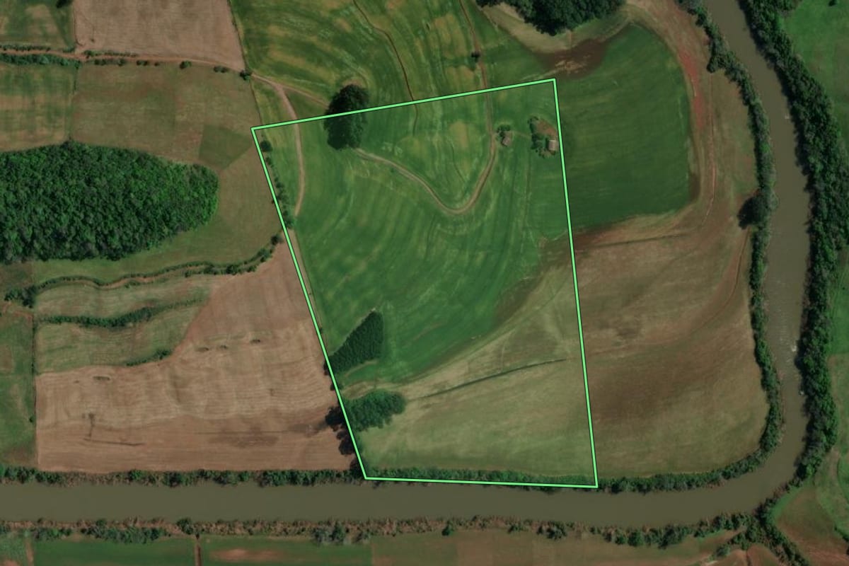 Imagem de satélite do imóvel rural em Viadutos (RS), com o contorno declarado no CAR desenhado por cima.