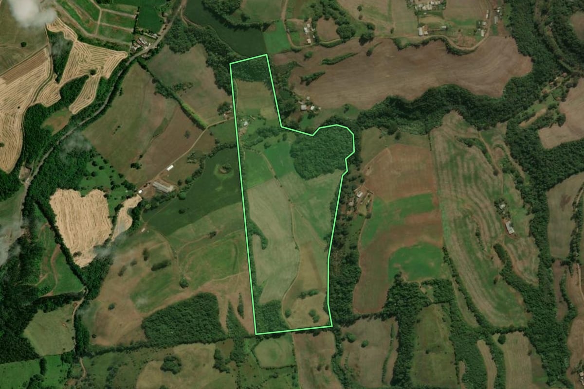 Imagem de satélite do imóvel rural em Viadutos (RS), com o contorno declarado no CAR desenhado por cima.