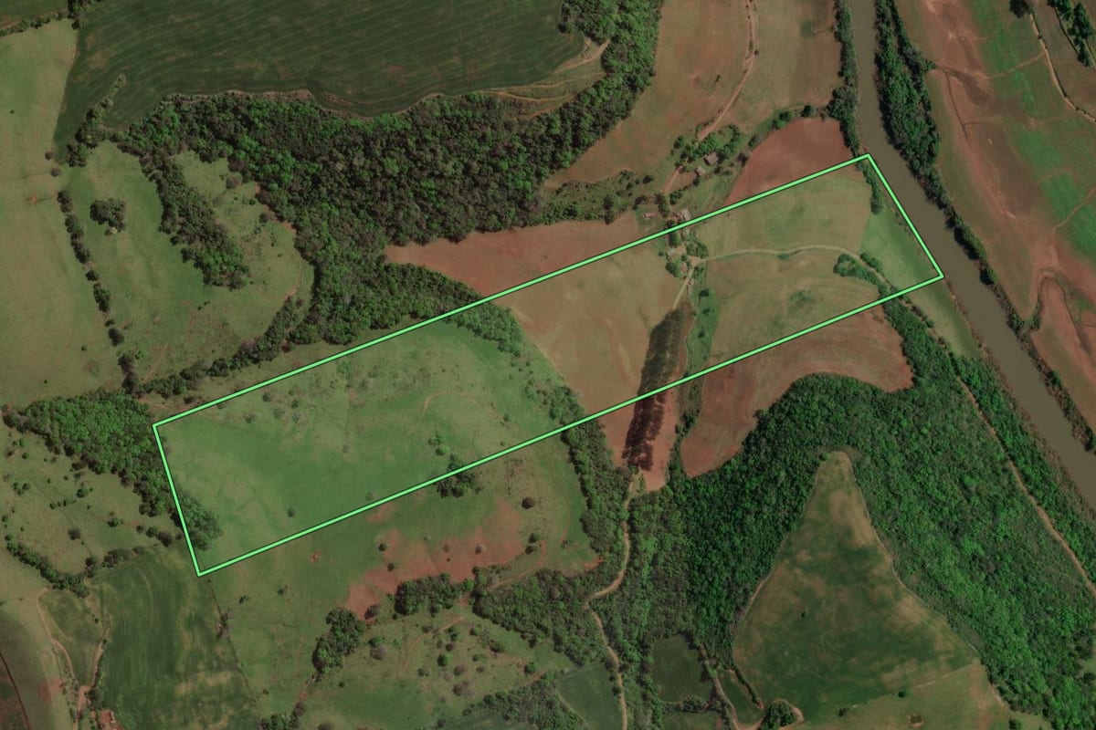 Imagem de satélite do imóvel rural em Viadutos (RS), com o contorno declarado no CAR desenhado por cima.