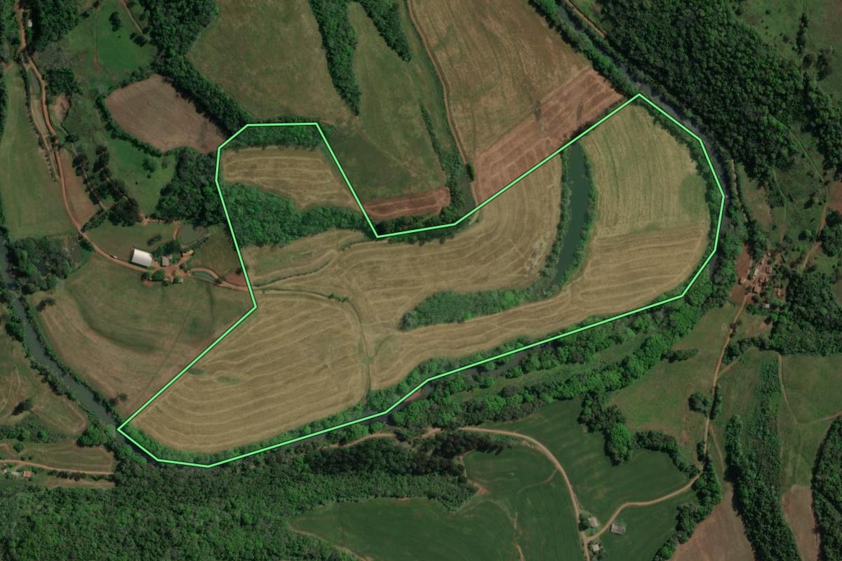 Imagem de satélite do imóvel rural em Viadutos (RS), com o contorno declarado no CAR desenhado por cima.