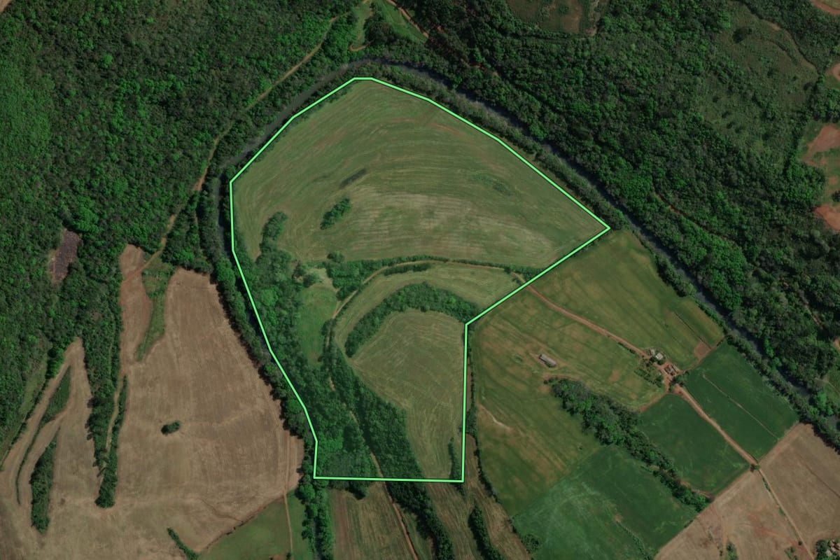 Imagem de satélite do imóvel rural em Viadutos (RS), com o contorno declarado no CAR desenhado por cima.