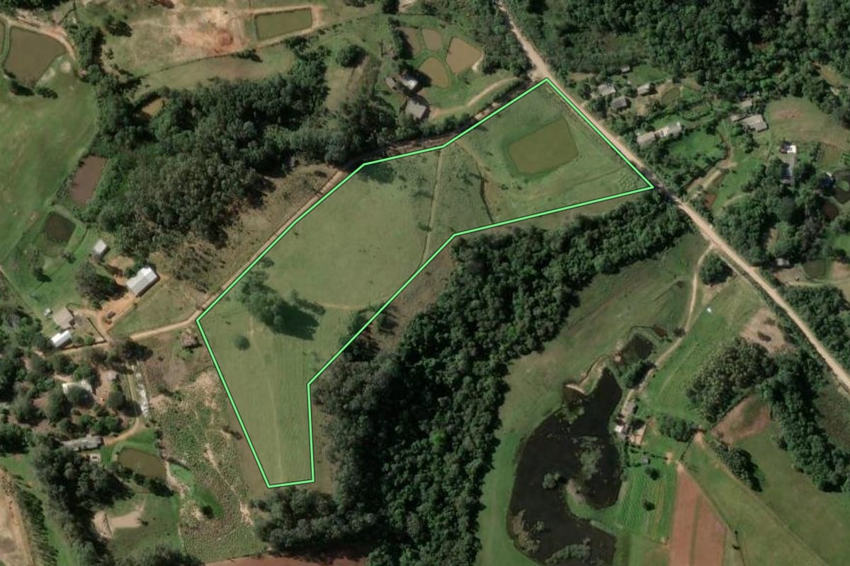 Imagem de satélite do imóvel rural em Viamão (RS), com o contorno declarado no CAR desenhado por cima.
