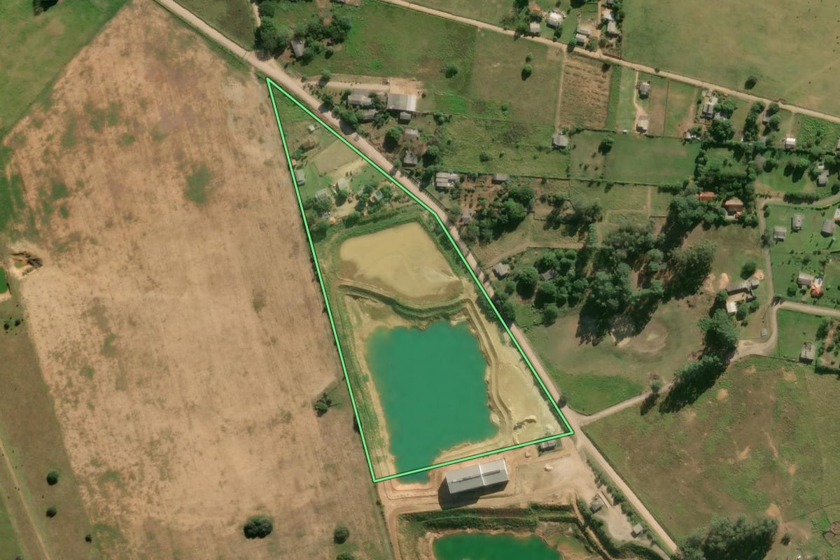 Imagem de satélite do imóvel rural em Viamão (RS), com o contorno declarado no CAR desenhado por cima.