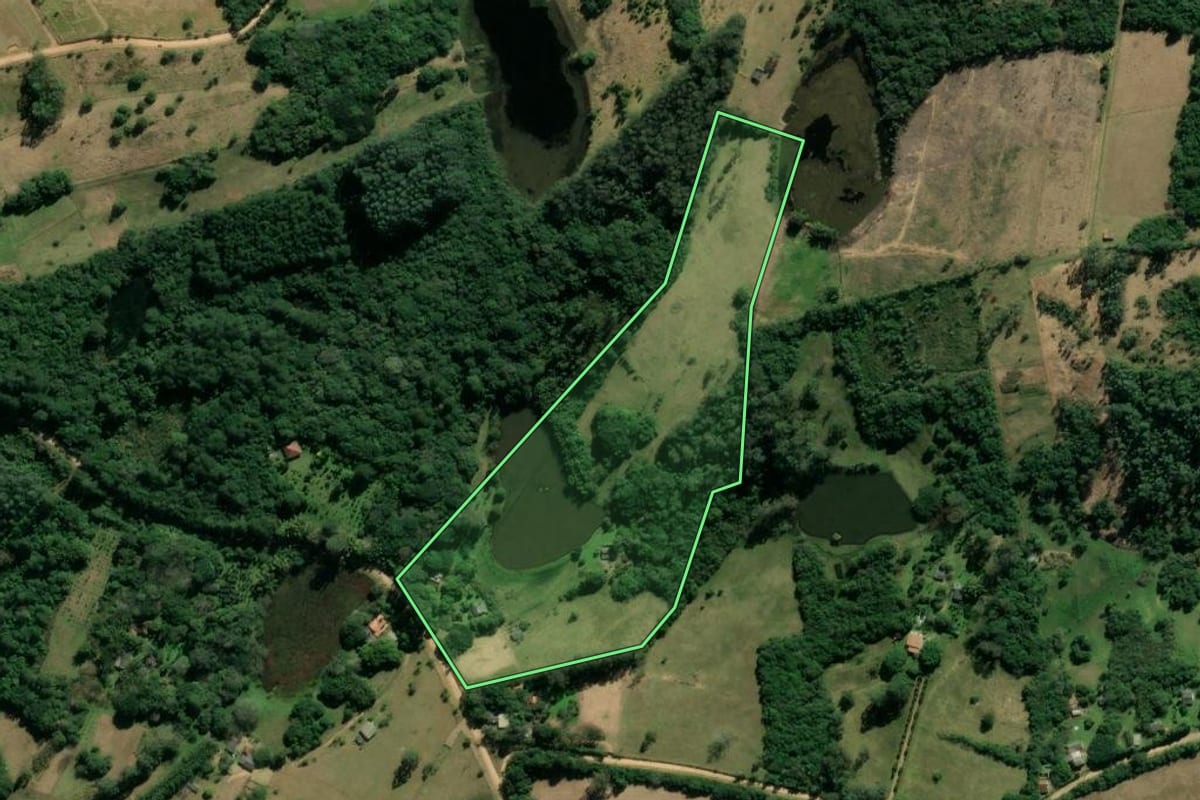 Imagem de satélite do imóvel rural em Viamão (RS), com o contorno declarado no CAR desenhado por cima.
