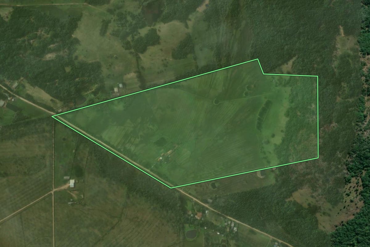 Imagem de satélite do imóvel rural em Viamão (RS), com o contorno declarado no CAR desenhado por cima.