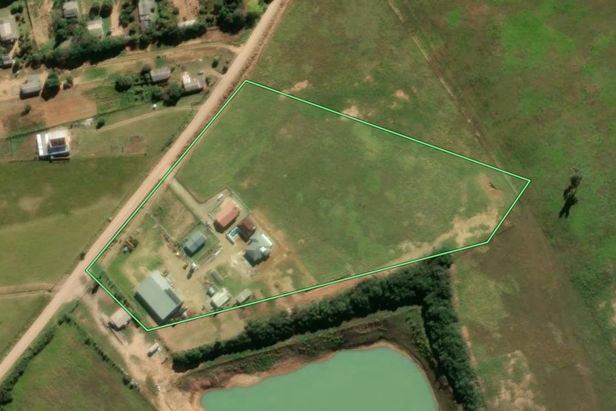 Imagem de satélite do imóvel rural em Viamão (RS), com o contorno declarado no CAR desenhado por cima.