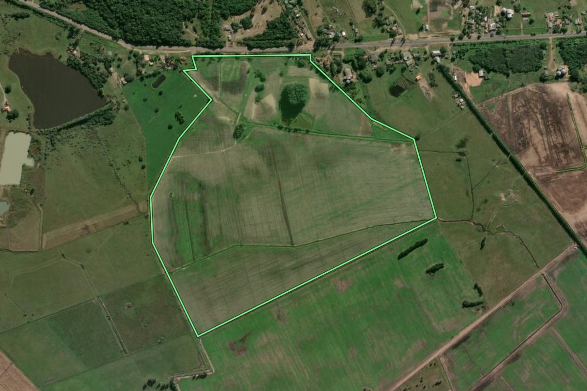 Imagem de satélite do imóvel rural em Viamão (RS), com o contorno declarado no CAR desenhado por cima.