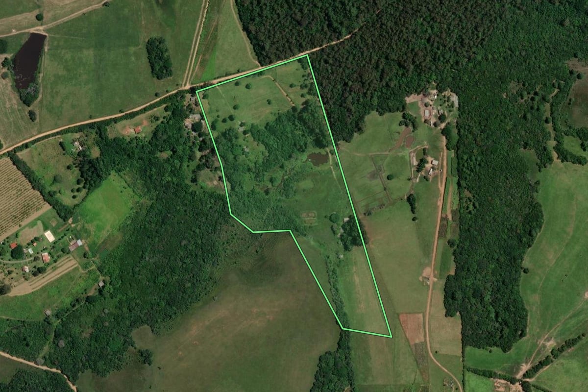 Imagem de satélite do imóvel rural em Viamão (RS), com o contorno declarado no CAR desenhado por cima.