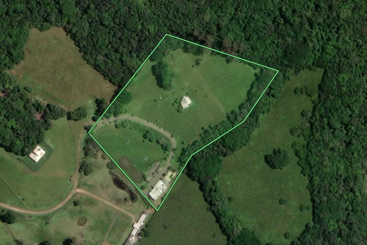 Imagem de satélite do imóvel rural em Viamão (RS), com o contorno declarado no CAR desenhado por cima.