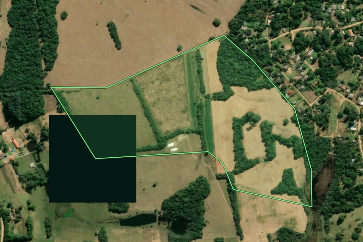Imagem de satélite do imóvel rural em Viamão (RS), com o contorno declarado no CAR desenhado por cima.