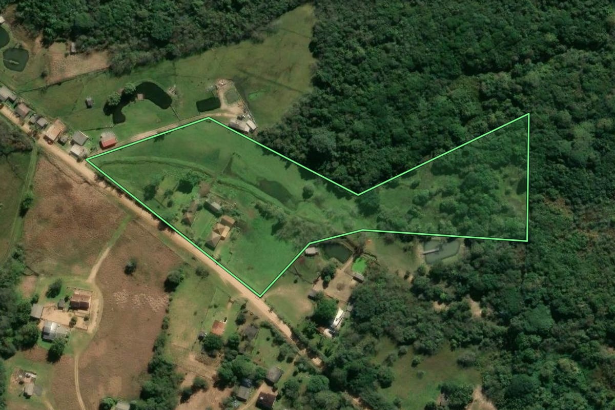 Imagem de satélite do imóvel rural em Viamão (RS), com o contorno declarado no CAR desenhado por cima.