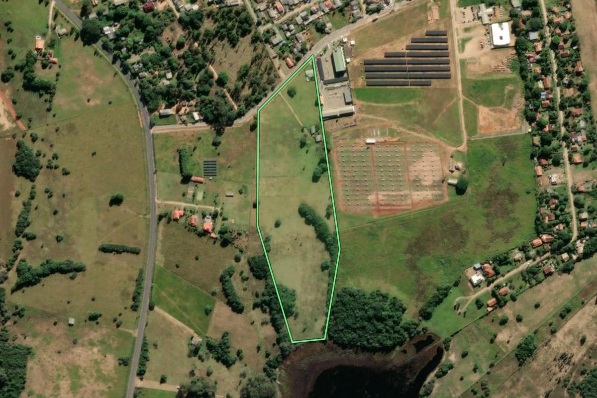 Imagem de satélite do imóvel rural em Viamão (RS), com o contorno declarado no CAR desenhado por cima.
